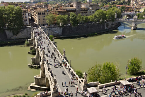 Persone sul ponte  a Roma. Fronte a Castel Sant’Angelo. Molte persone a piedi. Vista dall’alto. - MyVideoimage.com | Foto stock & Video footage