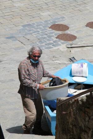 Pesca alle Cinque Terre. Fisherman on the country pier. - MyVideoimage.com | Foto stock & Video footage