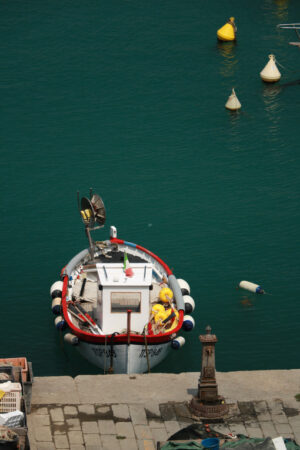 Peschereccio colorato. Barca da pesca colorata ormeggiata al porto. Vista dall’alto. Peschereccio variopinto. - MyVideoimage.com | Foto stock & Video footage