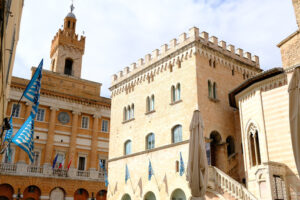 Piazza  Foligno con il palazzo del Comune. Piazza della Repubblica in Foligno with the town hall and canonics. The ancient palaces lit by the sun with cloudy sky. - MyVideoimage.com | Foto stock & Video footage