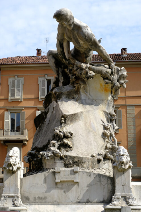 Piazza Medici di Asti. Cantarana Aqueduct Fountain. Foto stock royalty free. - MyVideoimage.com | Foto stock & Video footage