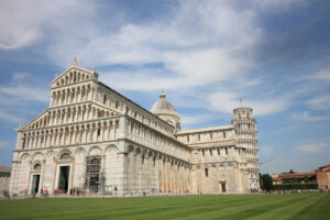 Piazza Miracoli Pisa. Cattedrale, torre pendente della città toscana. Cielo azzurro con nuvole. - MyVideoimage.com | Foto stock & Video footage