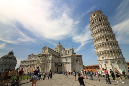 Piazza Miracoli in Pisa. Travelers admire architecture. Cathedral, leaning tower of the Tuscan city. - MyVideoimage.com | Foto stock & Video footage