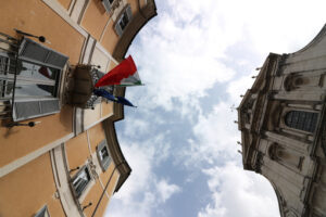 Piazza Roma con Chiesa barocca. Square with church and buildings in the city of Rome. Perspective with a view from below. - MyVideoimage.com | Foto stock & Video footage