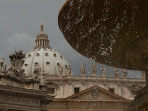 Piazza San Pietro, Vaticano, con la cupola e un dettaglio della chiesa. - MyVideoimage.com | Foto stock & Video footage