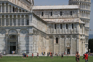 Piazza dei Miracoli Pisa Piazza dei miracoli of Pisa. Cathedral, leaning tower of the Tuscan city. Blue sky with clouds. - MyVideoimage.com | Foto stock & Video footage