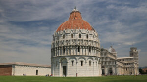 Piazza dei Miracoli, Pisa. Cattedrale, la torre e il battistero della città toscana. Cielo azzurro con nuvole. - MyVideoimage.com | Foto stock & Video footage