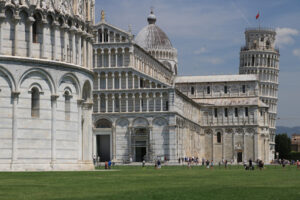 Piazza dei Miracoli, Pisa. Piazza dei miracoli of Pisa. Cathedral, leaning tower of the Tuscan city. Blue sky with clouds. - MyVideoimage.com | Foto stock & Video footage