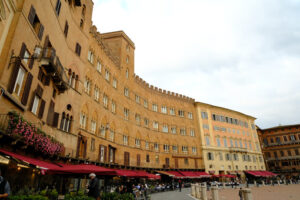 Piazza del Campo in Siena with Palazzo Sansedoni. The building and the square are built with Tuscan terracotta bricks. - MyVideoimage.com | Foto stock & Video footage