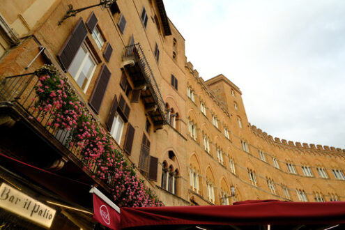 Piazza del Campo in Siena with Palazzo Sansedoni. The building and the square are built with Tuscan terracotta bricks. - MyVideoimage.com | Foto stock & Video footage