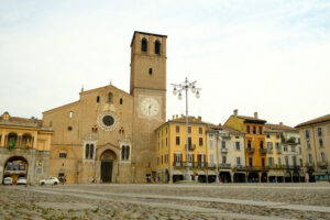 Piazza della Vittoria a Lodi. Cathedral of Lodi, façade in terracotta bricks. Foto stock royalty free. - MyVideoimage.com | Foto stock & Video footage