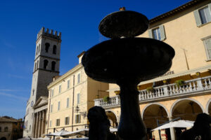 Piazza di Assisi con monumenti. Piazza del Comune in Assisi with a stone fountain, civic tower and temple of Minerva. - MyVideoimage.com | Foto stock & Video footage