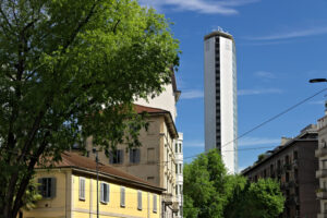 Pirelli tower, Milan. Pirelli skyscraper in Piazza Duca d’Aosta in Milan. The famous skyscraper was designed by the architect Giò Ponti and is made of a reinforced concrete structure. - MyVideoimage.com | Foto stock & Video footage