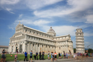 Pisa Cathedral and leaning tower. Piazza dei miracoli of Pisa. Cathedral, leaning tower of the Tuscan city. Blue sky with clouds. - MyVideoimage.com | Foto stock & Video footage