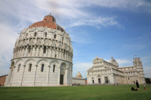 Pisa Piazza dei Miracoli e la torre. Piazza dei miracoli of Pisa. Cathedral, tower and baptistery of the Tuscan city. Blue sky with clouds. - MyVideoimage.com | Foto stock & Video footage