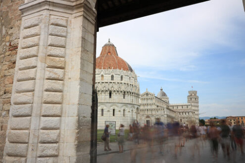 Pisa Piazza dei Miracoli e le mura della città. Piazza dei Miracoli of Pisa seen from a door of the city walls. The tower and the cathedral can be seen from the white marble portal. - MyVideoimage.com | Foto stock & Video footage