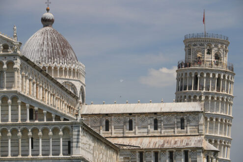 Pisa, Piazza dei Miracoli. Piazza dei miracoli of Pisa. Cathedral, leaning tower of the Tuscan city. Blue sky with clouds. Photo stock - MyVideoimage.com | Foto stock & Video footage