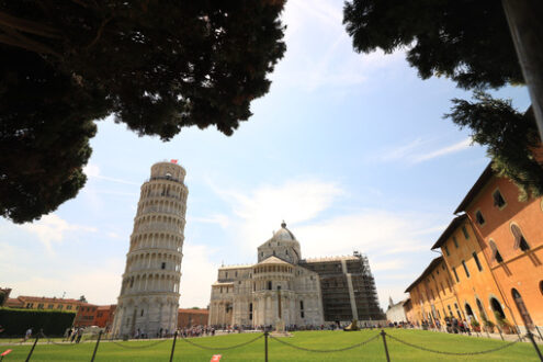 Pisa leaning tower and Piazza dei Miracoli. Piazza dei miracoli of Pisa. Travelers admire architecture. Cathedral, leaning tower of the Tuscan city. Blue sky with clouds. - MyVideoimage.com | Foto stock & Video footage