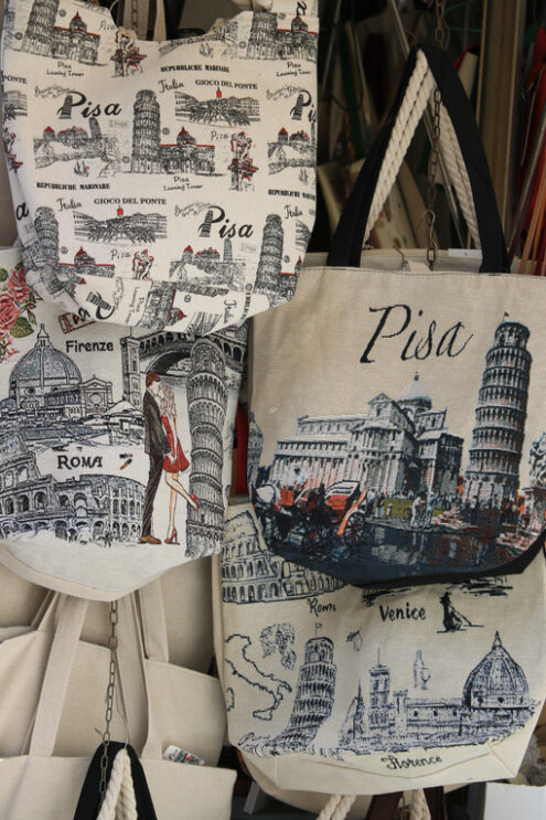 Pisa souvenirs. Souvenir bags of the leaning tower of Pisa. Market stalls in the - MyVideoimage.com | Foto stock & Video footage