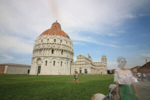 Pisa tourists. Piazza dei Miracoli of Pisa. People photograph the monuments and the leaning tower. - MyVideoimage.com | Foto stock & Video footage