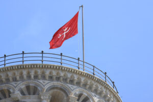 Pisa tower. Detail of the belfry. Leaning tower of Pisa. Cell with bells. The tower is built entirely with white Carrara marble. On the top floor, visiting tourists. - MyVideoimage.com | Foto stock & Video footage