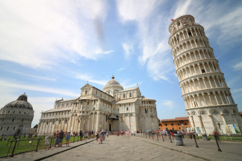 Pisa tower. Piazza dei miracoli. Travelers admire architecture. Cathedral, leaning tower of the Tuscan city. - MyVideoimage.com | Foto stock & Video footage