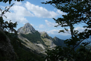 Pizzo d’Uccello. Alpi Apuane. Clouds on top of a mountain in the Apuan Alps in Tuscany. Stock photos. - MyVideoimage.com | Foto stock & Video footage