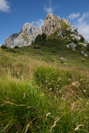 Pizzo d’uccello, Montagna delle Alpi Apuane. Clouds on top of a mountain in the Apuan Alps in Tuscany. Foto stock royalty free. - MyVideoimage.com | Foto stock & Video footage