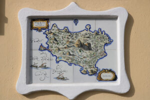 Plate painted on ceramic with the map of the island of Ischia. - MyVideoimage.com