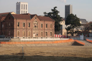 Policlinico Milano. Great excavation for the construction of the foundations of the new Milan Polyclinic hospital building. In the background the old pavilions. - MyVideoimage.com | Foto stock & Video footage