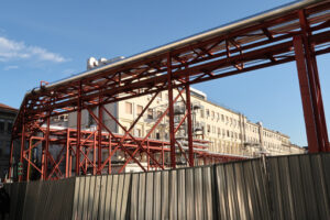 Policlinico di Milano. Major hospital, polyclinic. Implant piping resting on a steel structure. Fence of the construction site for the construction of the new hospital. - MyVideoimage.com | Foto stock & Video footage