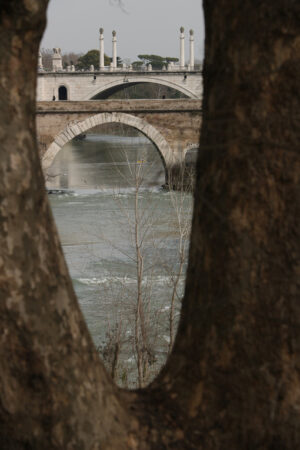 Ponte Milvio. Antico ponte romano sul fiume Tevere a Roma. - MyVideoimage.com | Foto stock & Video footage