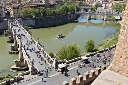 Ponte Sant’Angelo, Roma. Molte persone a piedi. - MyVideoimage.com | Foto stock & Video footage