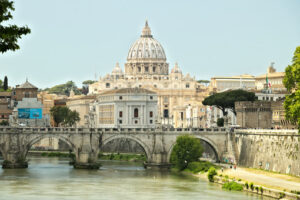 Ponte Sant’Angelo, Roma. Tiber river with the Vatican and St. Peter’s. - MyVideoimage.com | Foto stock & Video footage