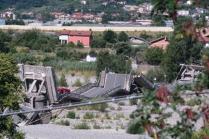 Ponte crollato. Collapsed bridge on the river bed in Albiano Magra. Foto stock royalty free. - MyVideoimage.com | Foto stock & Video footage