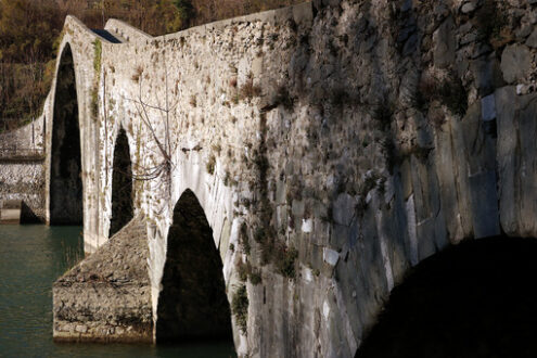 Ponte del diavolo a Lucca. Devil’s Bridge or Ponte della Maddalena. Lucca, Borgo a Mozzano. Toscana - MyVideoimage.com | Foto stock & Video footage