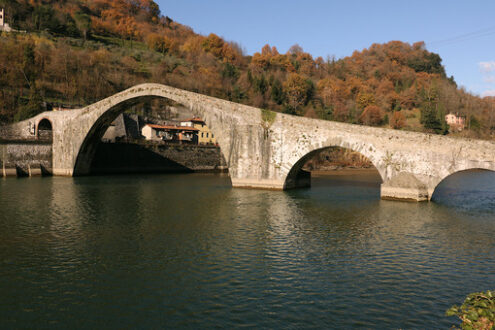 Ponte del diavolo. Devil’s Bridge or Ponte della Maddalena. Lucca, Borgo a Mozzano. - MyVideoimage.com | Foto stock & Video footage