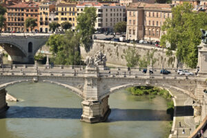 Ponte sul Tevere, Roma. Ponte che collega Roma a via della Conciliazione e la città del Vaticano. - MyVideoimage.com | Foto stock & Video footage