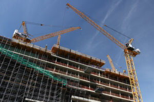 Ponteggi di cantiere edile. Scaffolding and cranes on a building site. Cantieri edili. - MyVideoimage.com | Foto stock & Video footage