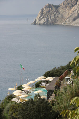 Pool and umbrellas. Panorama with pool and umbrellas in a resort in Monterosso al Mare in the Cinque Terre. - MyVideoimage.com | Foto stock & Video footage