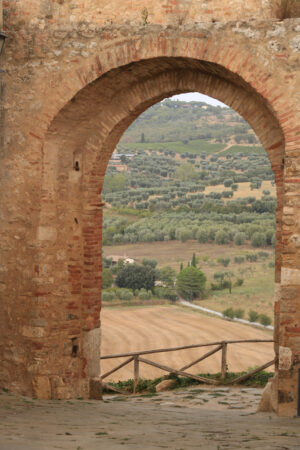 Porta della città nelle mura di Magliano in Toscana (Maremma). - MyVideoimage.com | Foto stock & Video footage