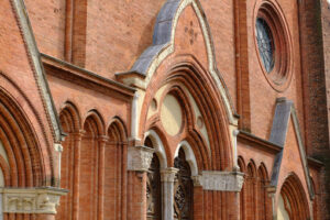 Porta gotica. Access door to the gothic cathedral of Asti. Foto stock royalty free. - MyVideoimage.com | Foto stock & Video footage