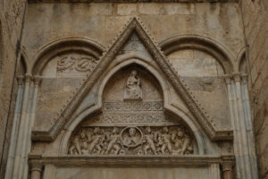 Portal decorated. Tympanum and portal of the transept. Stock photos. - MyVideoimage.com | Foto stock & Video footage