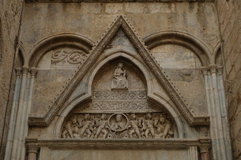 Portal decorated. Tympanum and portal of the transept. Stock photos. - MyVideoimage.com | Foto stock & Video footage