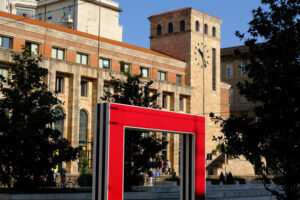 Portali rossi a La Spezia. Tower with clock and red doors in the square. Foto stock royalty free. - MyVideoimage.com | Foto stock & Video footage