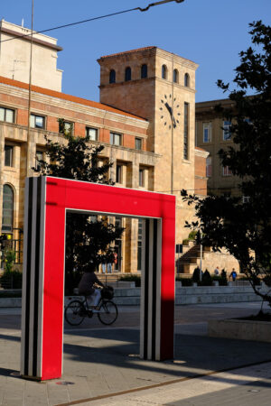 Porte rosse a La Spezia. Tower with clock and red doors in the square. Foto stock royalty free. - MyVideoimage.com | Foto stock & Video footage