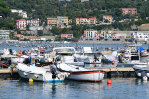 Porticciolo di Portovenere con barche da pesca ormeggiate. Il villaggio è frequentato da turisti che visitano le Cinque Terre. - MyVideoimage.com | Foto stock & Video footage