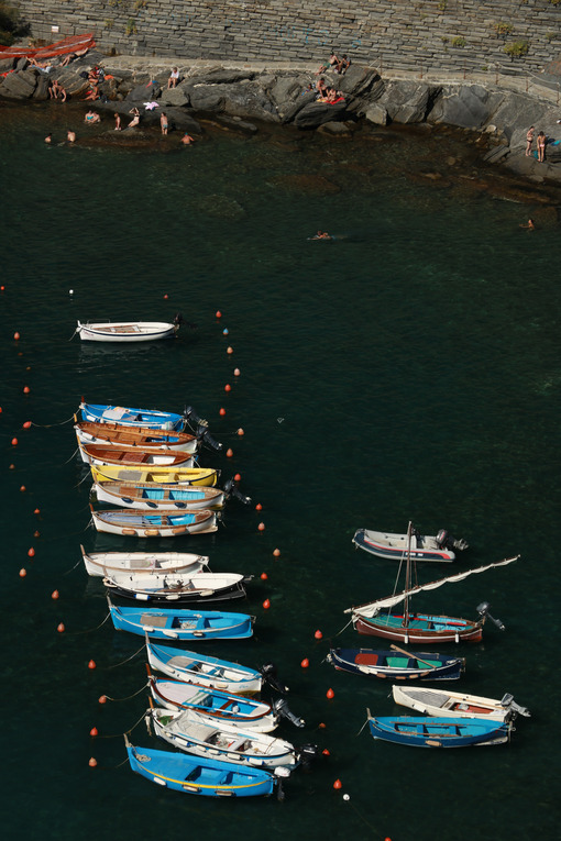 Porto Cinque Terre. Vernazza. Barche da pesca di tipo Gozzo di vari colori ancorate nel porto di Vernazza nelle Cinque Terre. - MyVideoimage.com | Foto stock & Video footage