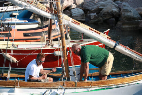 Porto Liguria con barche. Barche da pesca colorate ormeggiate al porto. - MyVideoimage.com | Foto stock & Video footage