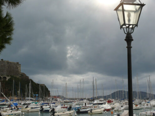 Porto di Lerici con le barche ormeggiate. Cielo nuvoloso. Il sole illumina un lampione. - MyVideoimage.com | Foto stock & Video footage